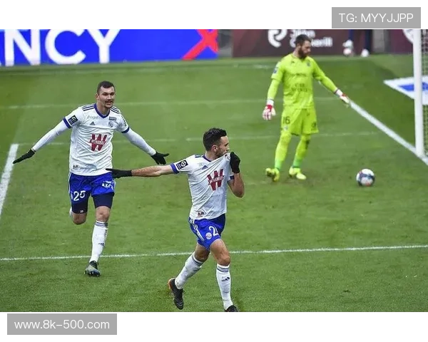 十人巴黎客场2-1绝杀斯特拉斯堡，门德斯头球制胜